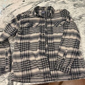Patagonia Men's Black and Gray Checkered Shirt Jacket